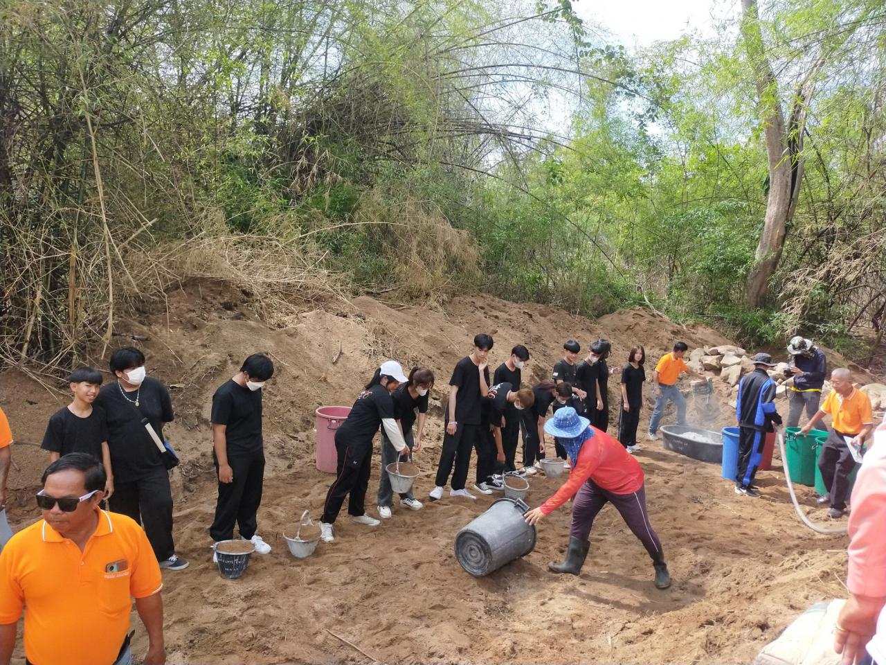 Kamphaeng Phet Unites to Build Dams and Enhance Forest Moisture Project